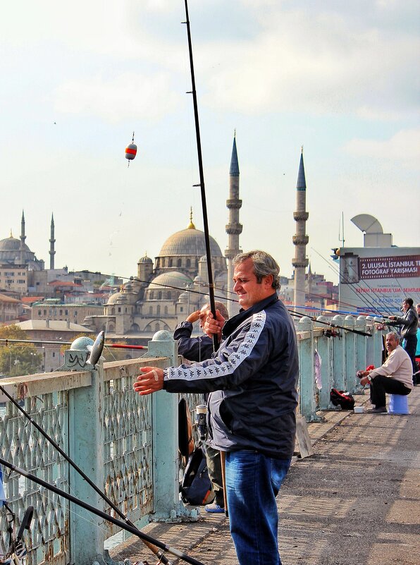 Рыбак на Галатском мосту. Стамбул. - Юрий 