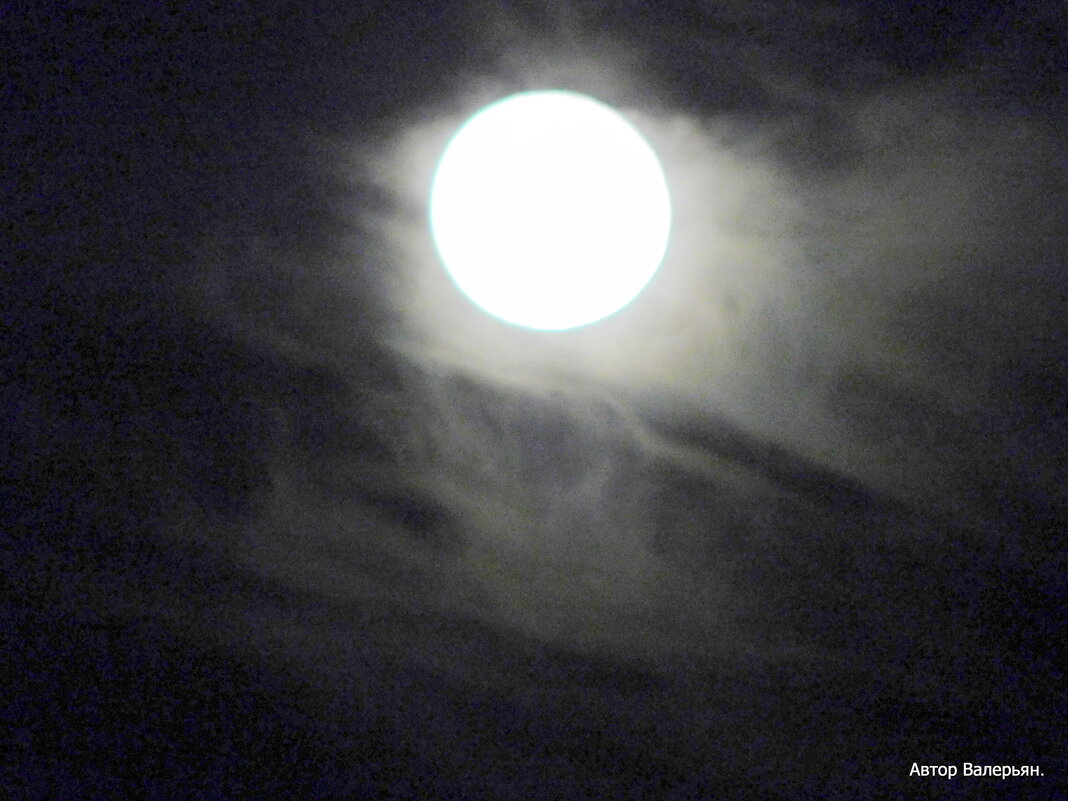 Полная луна через лёгкие облака. - Валерьян Запорожченко