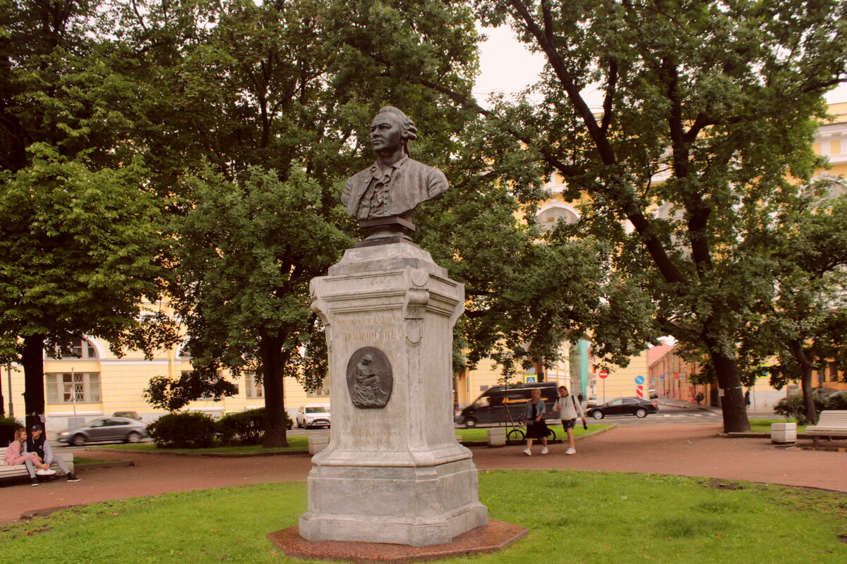 Памятник М.В.Ломоносову в одноимённом сквере. Питер. - веселов михаил 