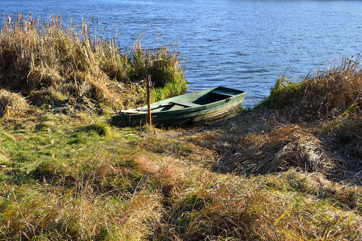 Пришвартованная лодка у берега - Gera 