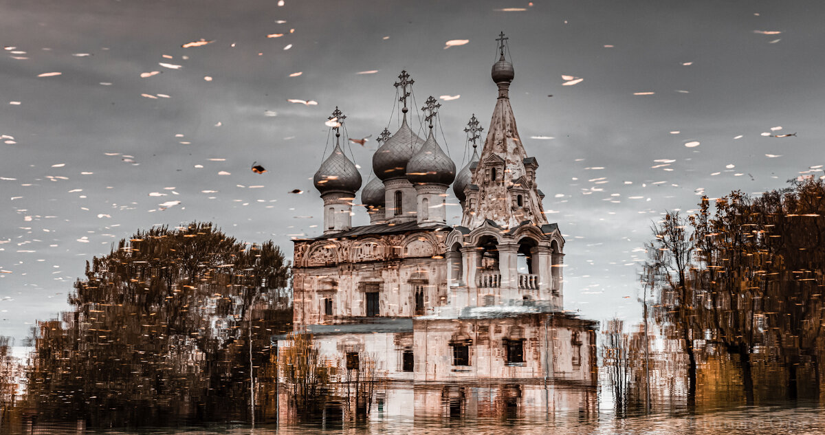 Церковь Иоанна Златоуста Вологда отражение в серой осенней луже. - Олег Чернышев