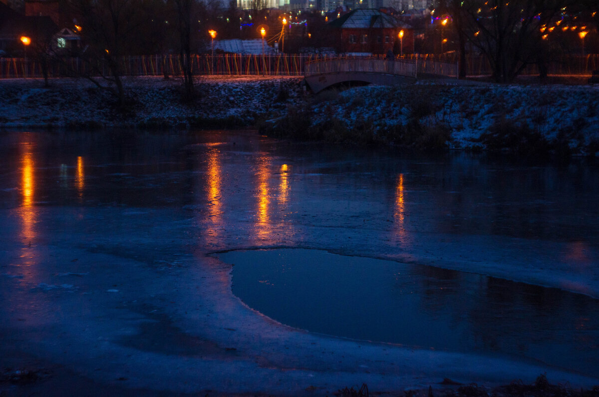 в парке давно замерзла речка,и огни блекают на льду - Александр Леонов