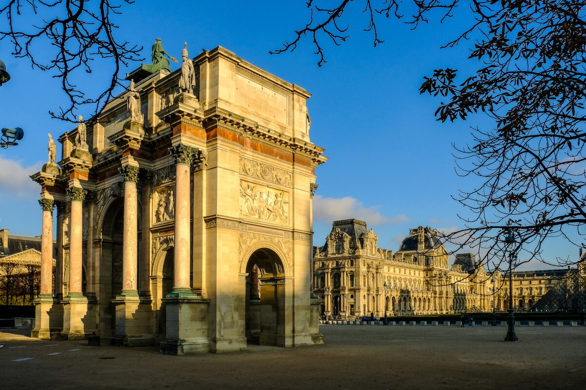 Триумфальная Арка Карусель (Caroussel) на фоне музея Лувр (Louvre - Георгий А