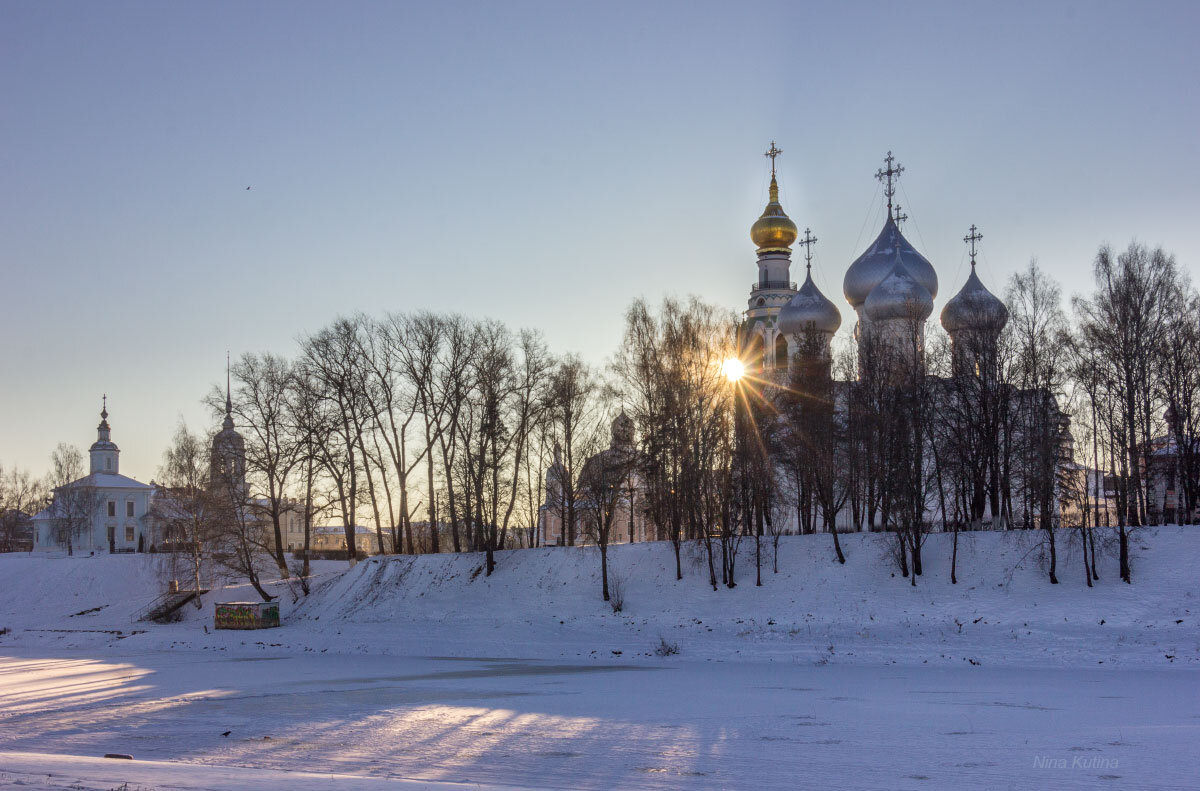 Зима храм золотые купола