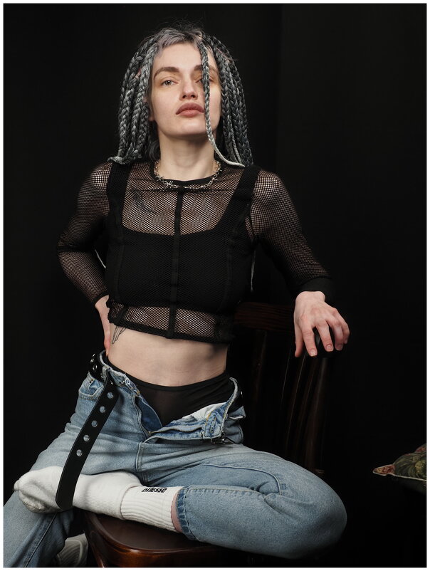 Porträt eines Mädchens auf schwarzem hintergrund 2 - Михаил Зобов