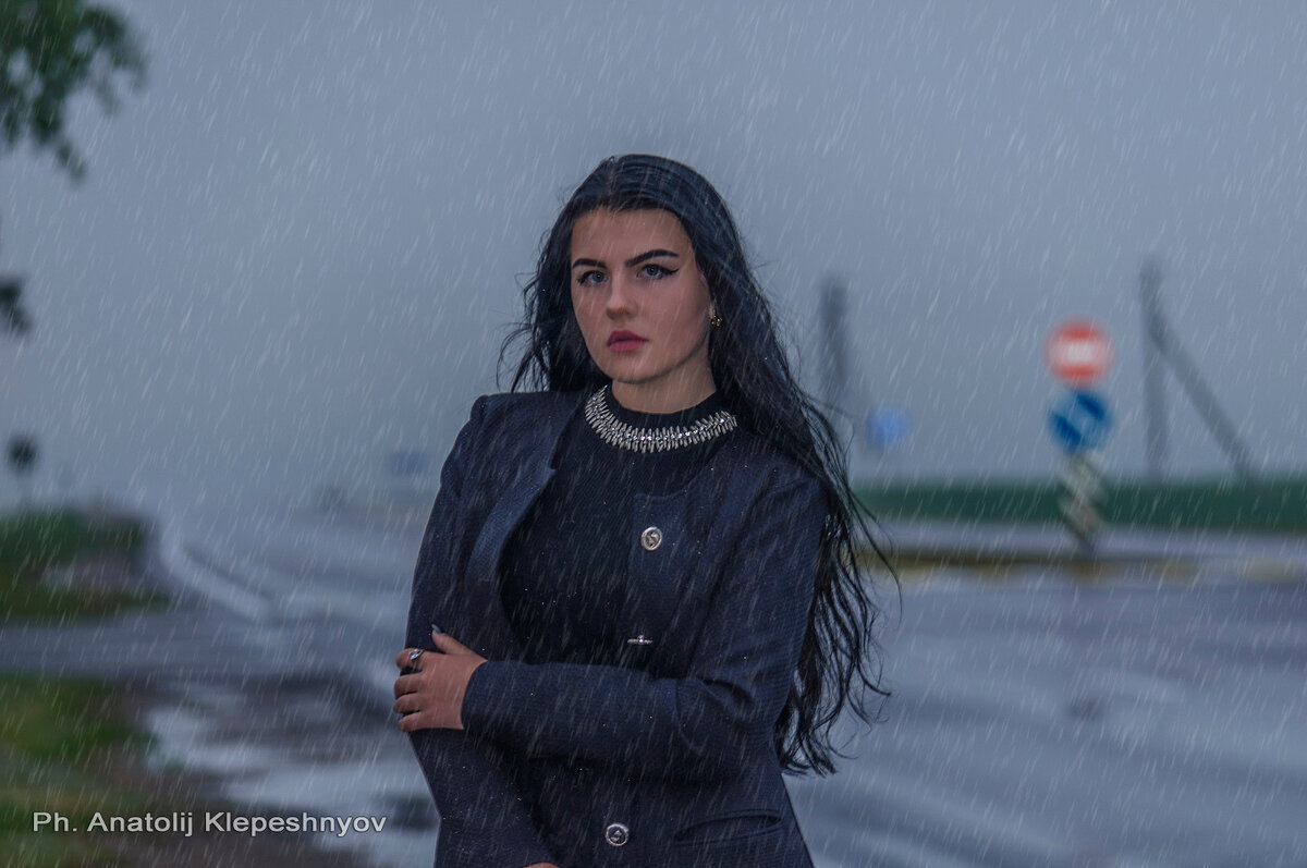 Под дождём - Анатолий Клепешнёв