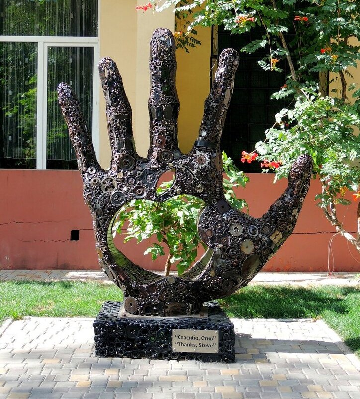 Памятник Стиву Джобсу в Одессе - Юрий Тихонов