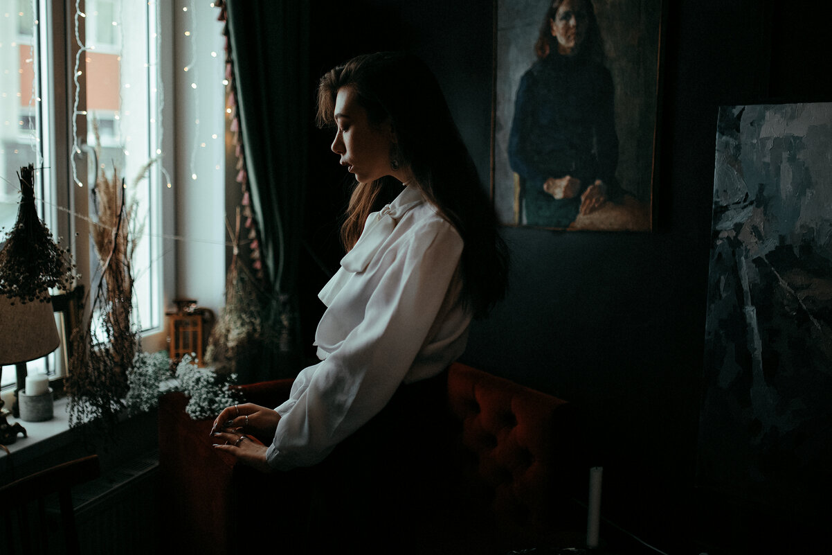 Девушка в старином кафе в винтажной одежде - Lenar Abdrakhmanov