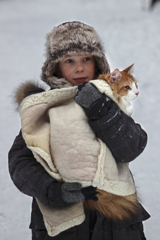 Мальчик с котом в зимнем лесу - Наталья Преснякова