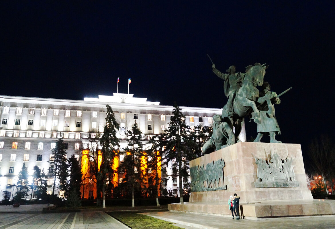памятник первой конной армии перед белым домом в Ростове - Vlad Proshin 