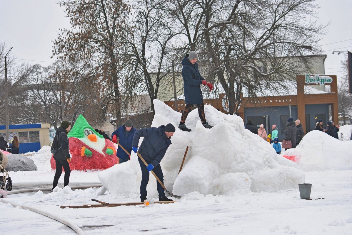 *****В городе фигуры из снега.. - Анатолий Михайлович