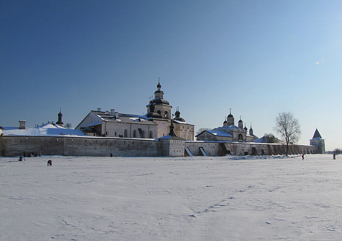 Кирилло - Белозерский монастырь - вид с озера. - ИРЭН@ .