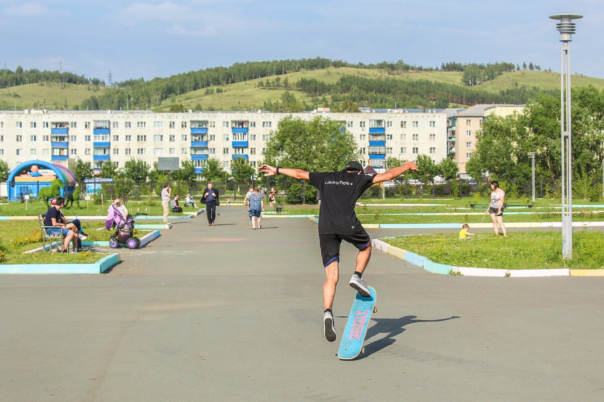 В летнем парке - Лариса Корсакова