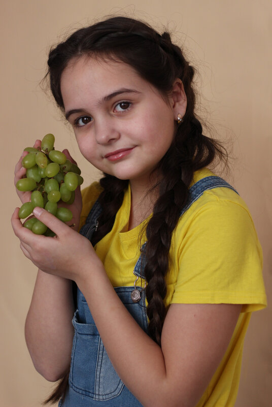 Портрет девушки с виноградом - Наталья Преснякова