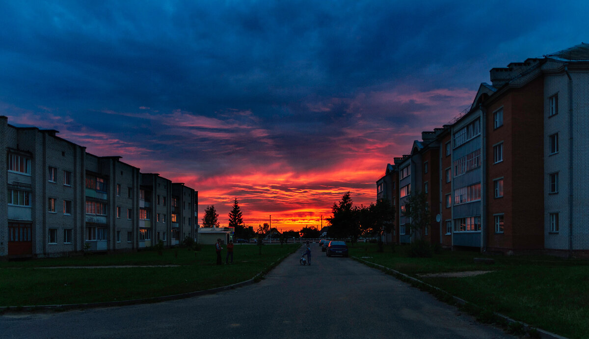 Гуляют люди на закате - Анатолий Клепешнёв