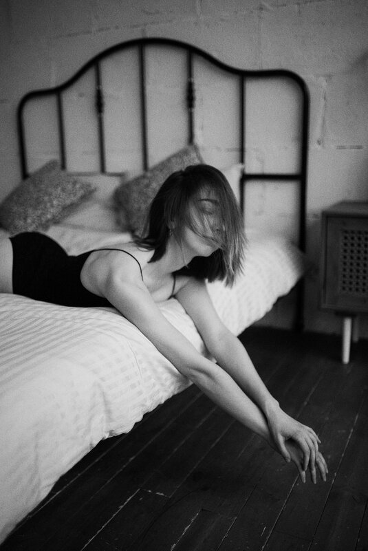 Девушка в черном боди лежит на кровати - Lenar Abdrakhmanov