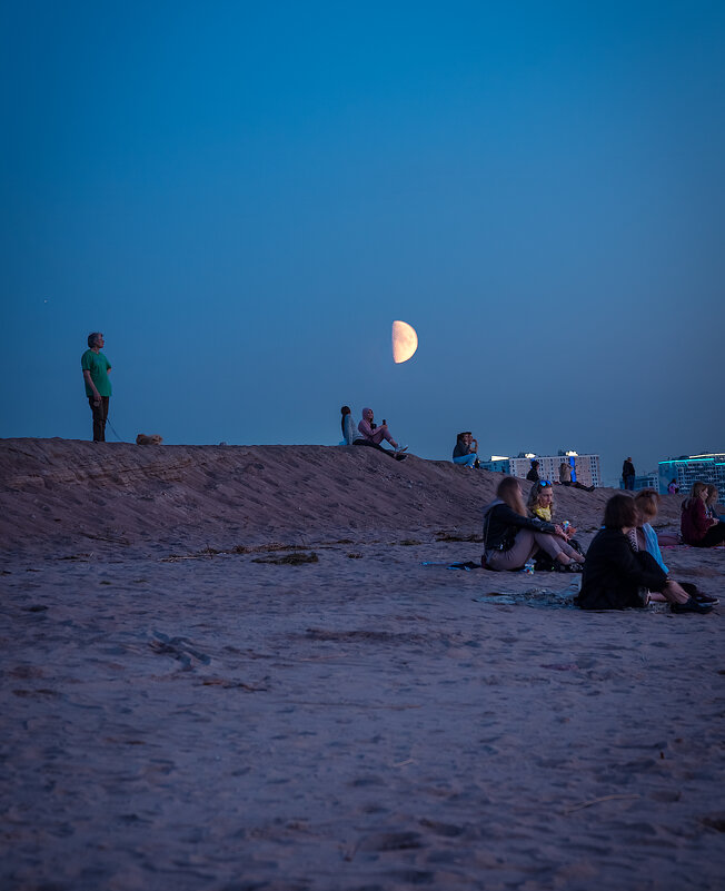 Месяц на закате на берегу залива в теплый вечер - Мухина Наталья 