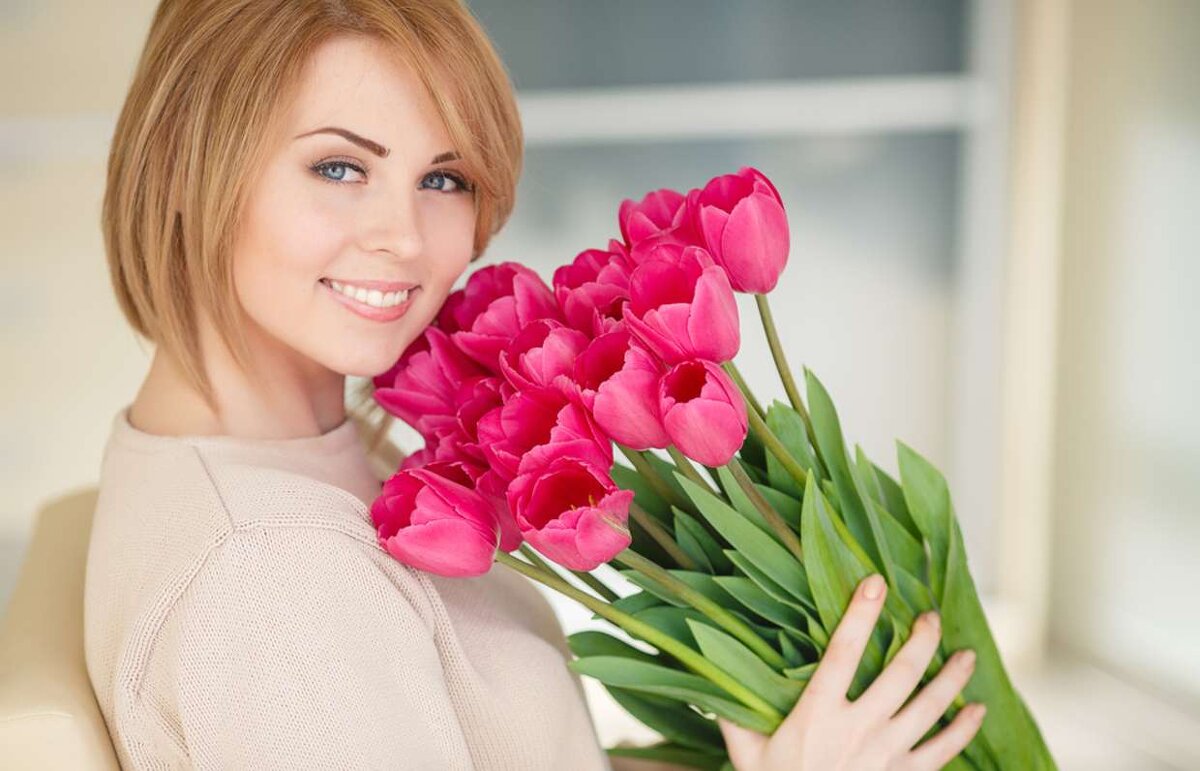 девушка с тюльпанами - Nika Goncharova