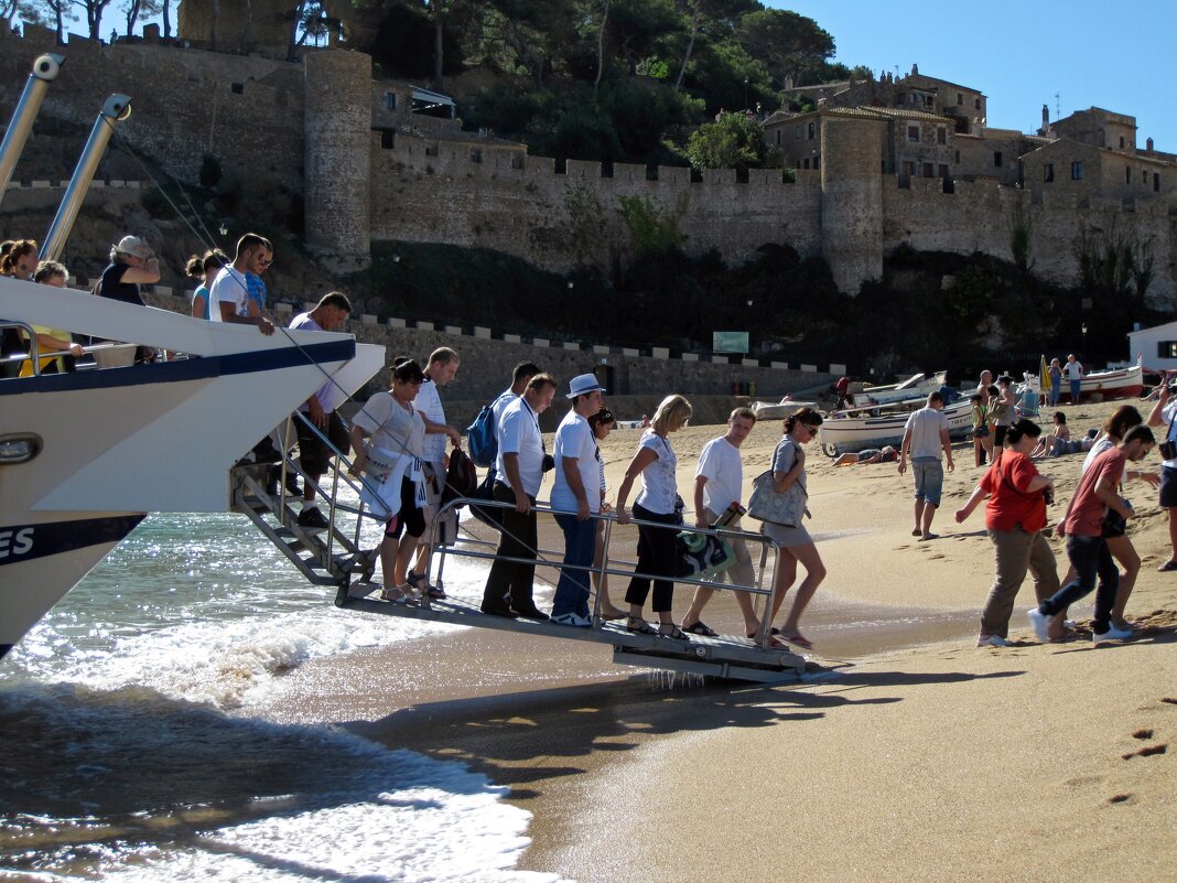 Высадка туристов на берег в Тосса де Мар - Gen Vel
