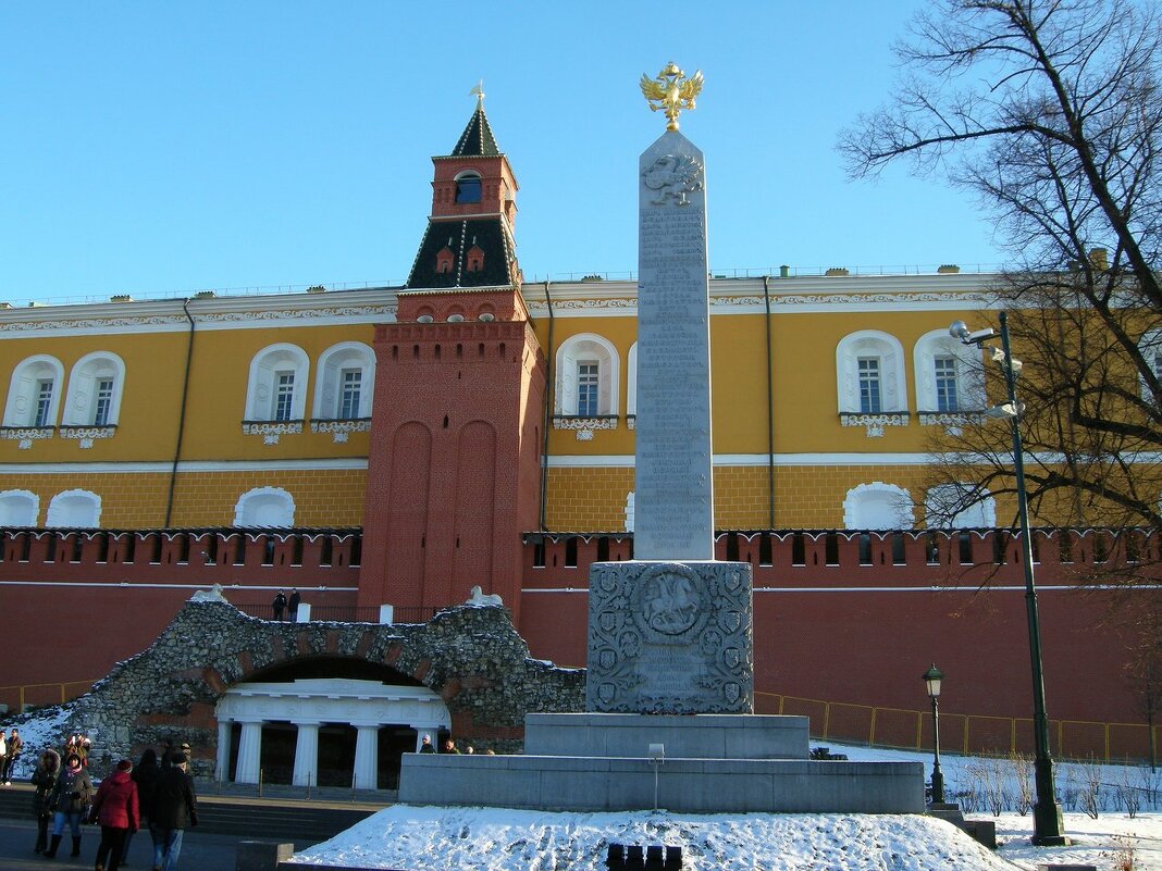 Обелиск 300 летия Романовых в Москве в Александровском саду