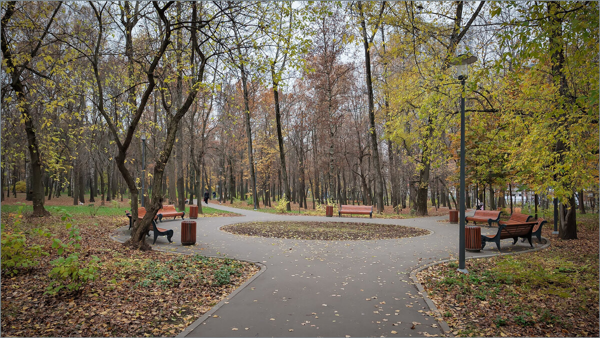 В осеннем парке... - Сергей Кичигин