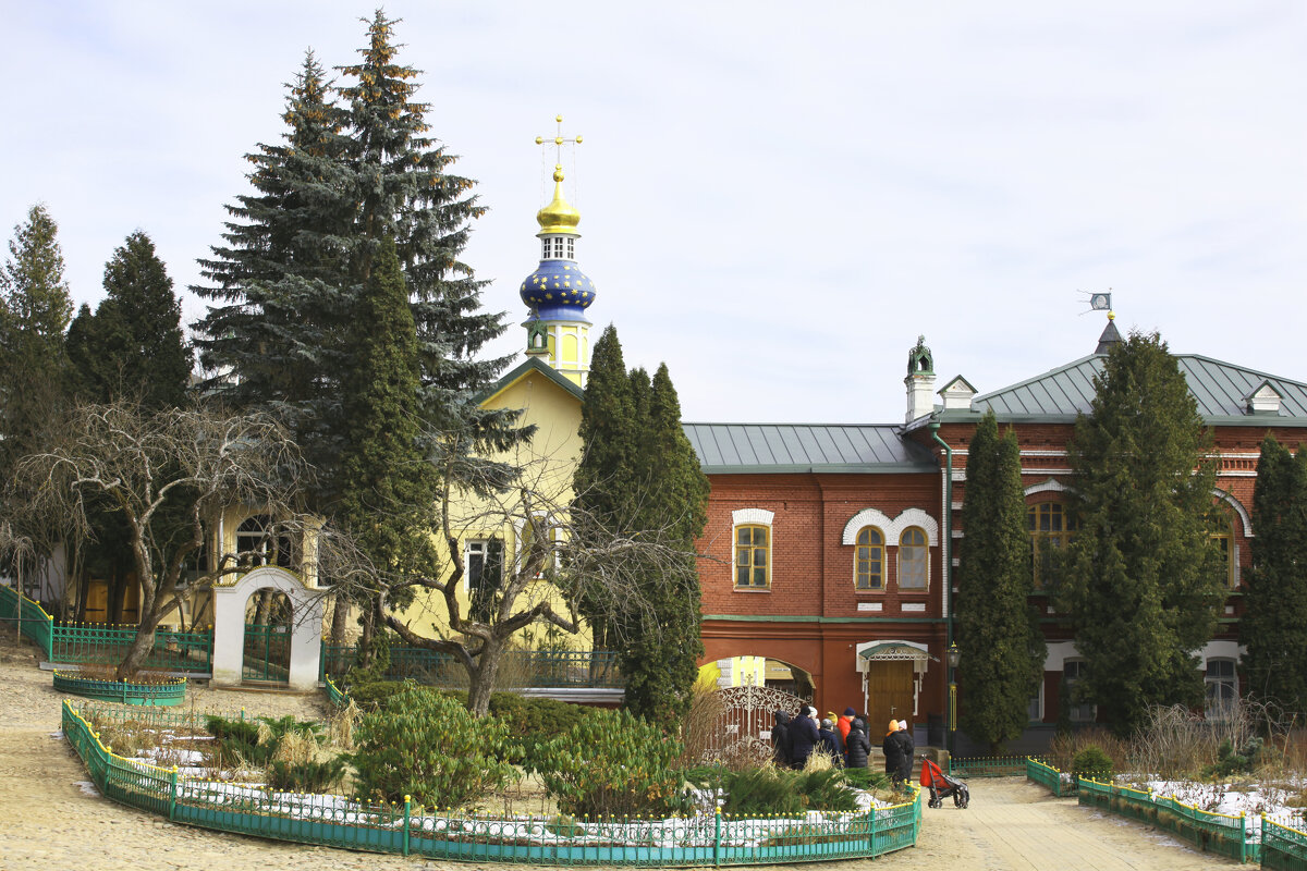 В Псково-Печерском монастыре - Зуев Геннадий 