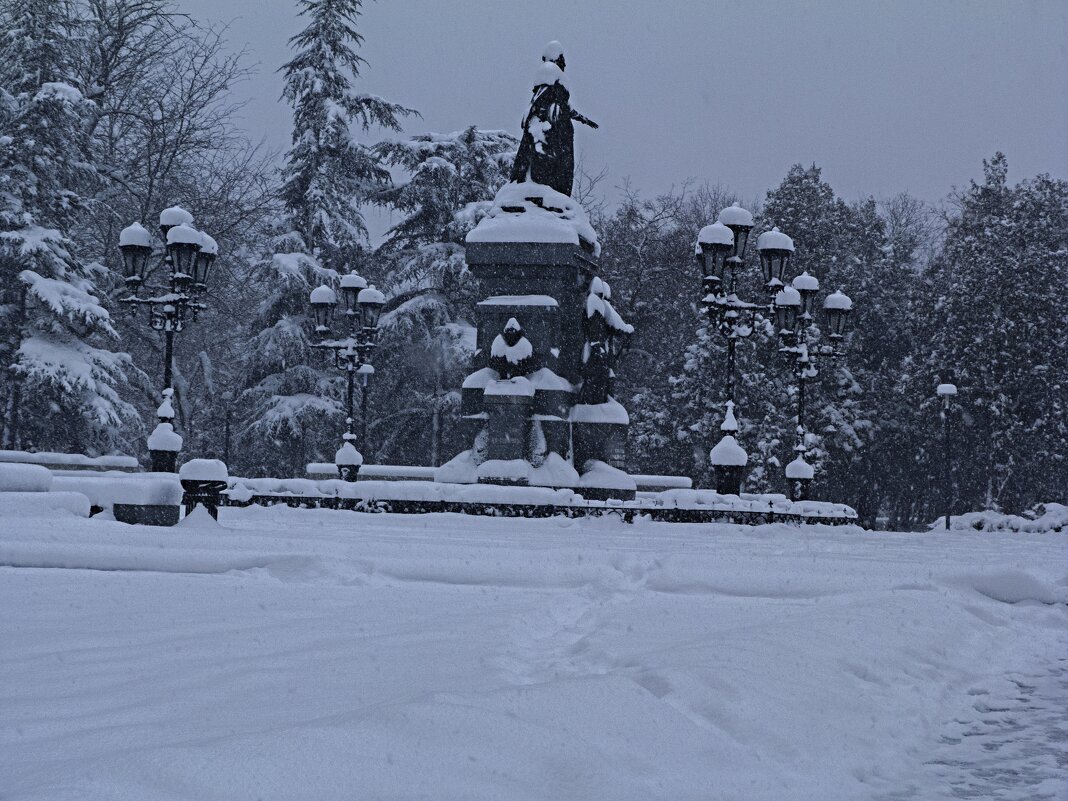 Памятник Екатерине 2  в снегу - Валентин Семчишин