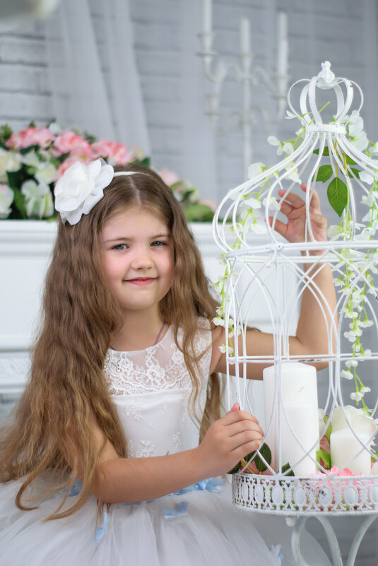 Девочка в белом платье - Ульяна Гончарова