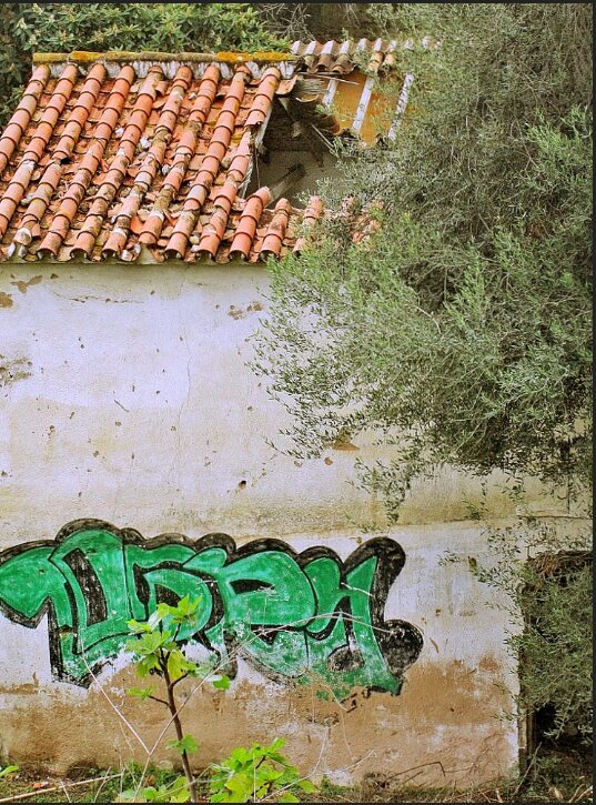 Граффити на старом доме проломненой крышей ... - Владимир и Ир. Кв.
