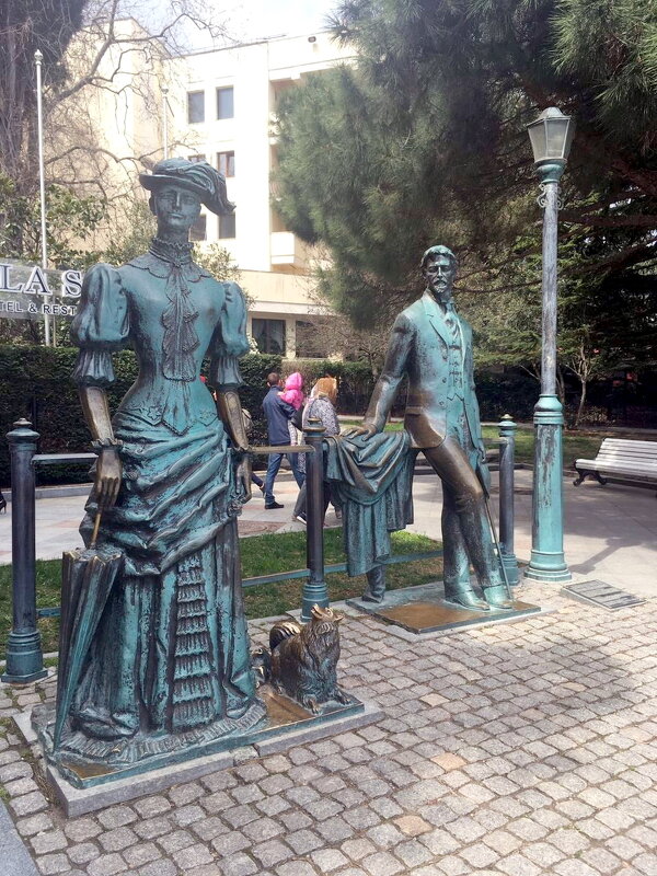Памятник «Дама с собачкой и Чехов» в Ялте. - Ольга Довженко