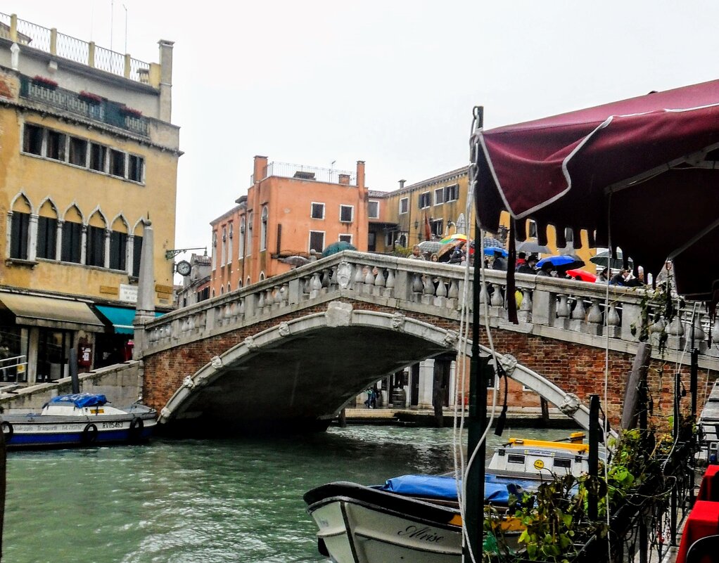 Каменный мост...здесь всегда поток к центру Венеции... - Владимир и Ир. Кв.
