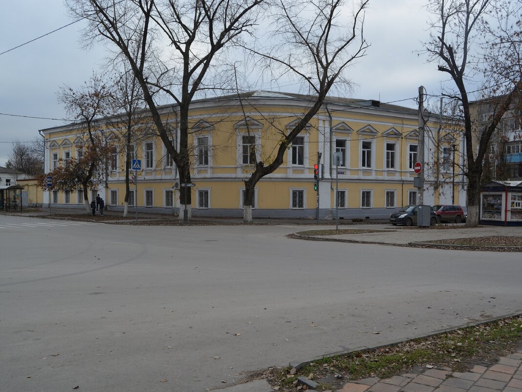 Новочеркасск. Здание бывшего спального корпуса Юнкерского кадетского училища. - Пётр Чернега