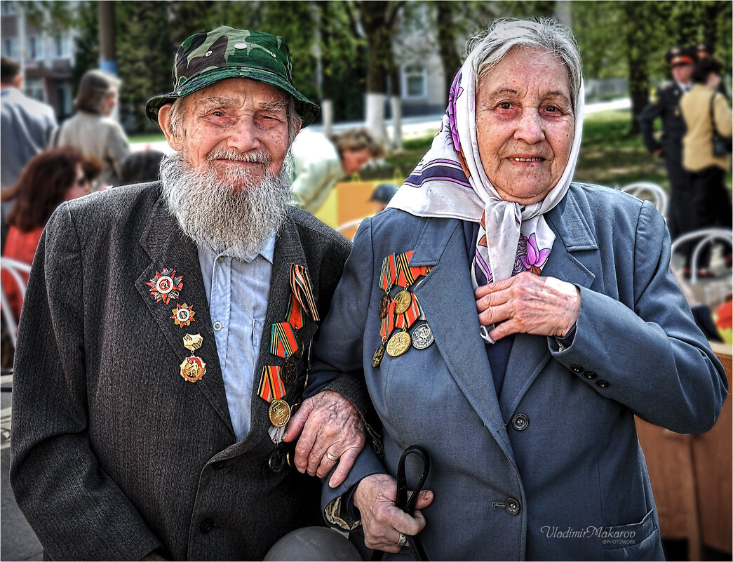"В большой праздник со своим дедом"© - Владимир Макаров