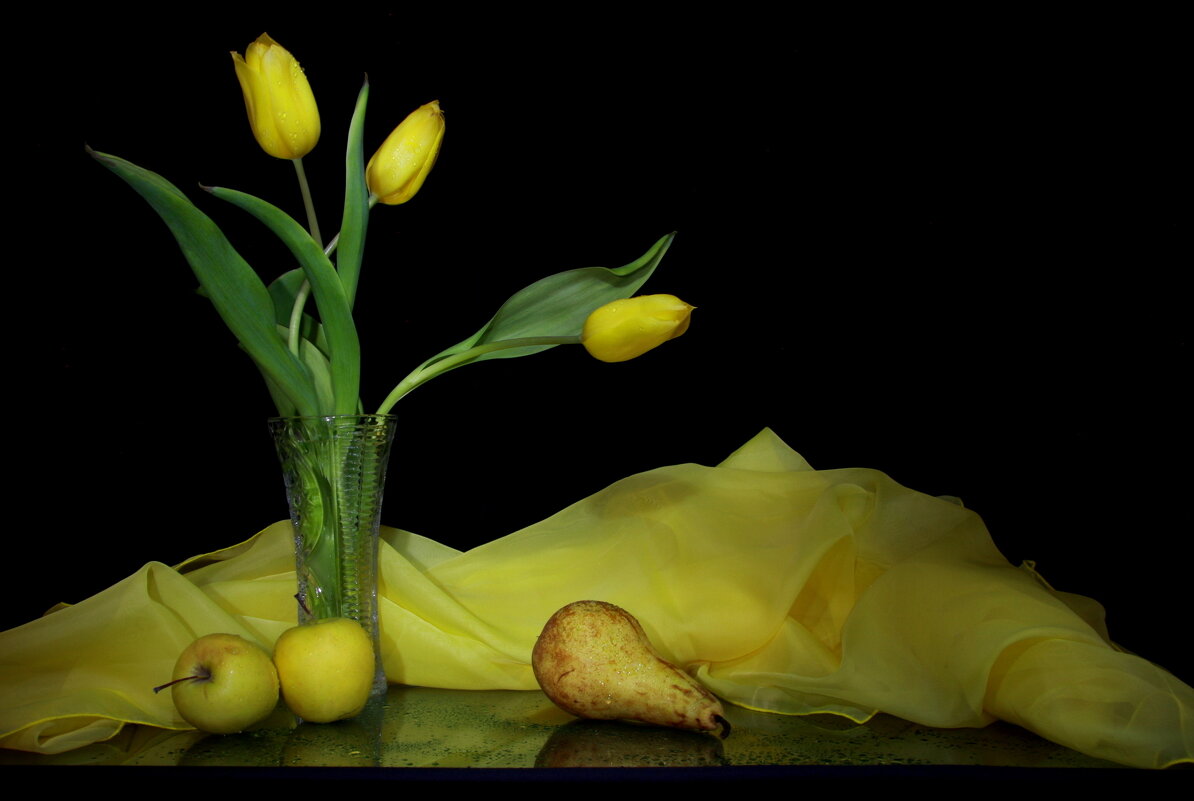 Желтые тюльпаны с грушей и яблоками - Нэля Лысенко