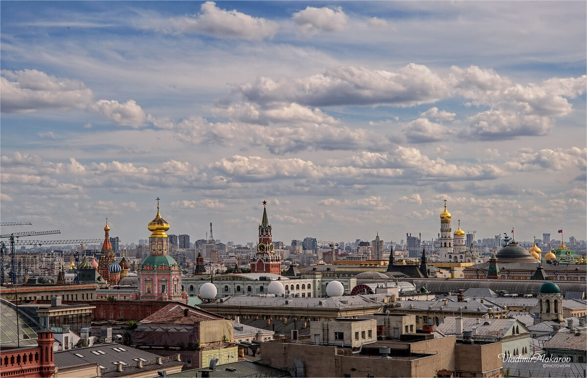 "Над золотыми куполами"© - Владимир Макаров