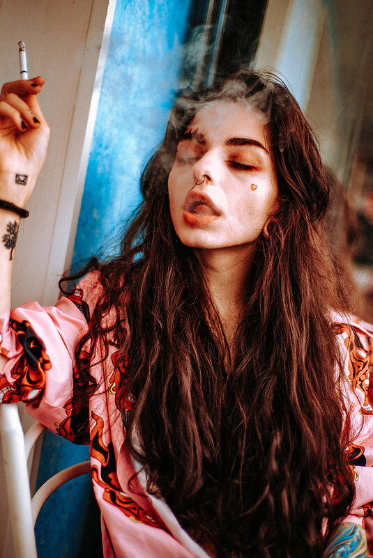 Девушка с сигаретой - Алексей Павлов
