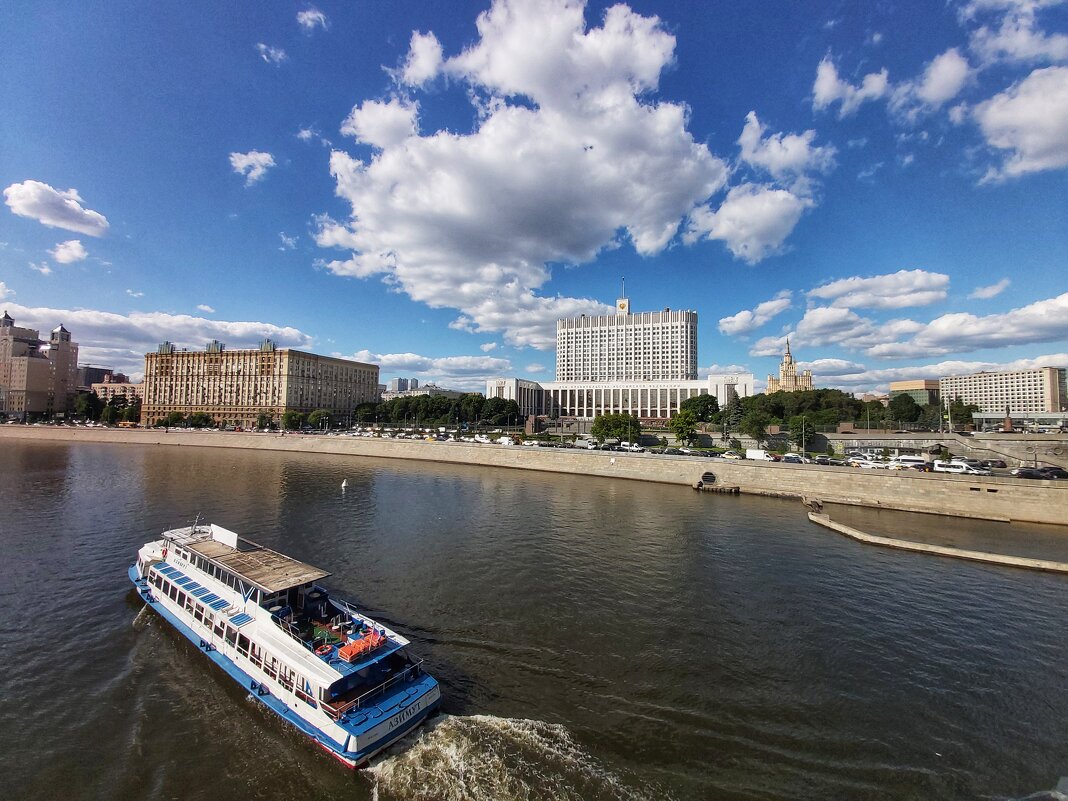 Вид на Белый дом, г. Москва - Иван Литвинов