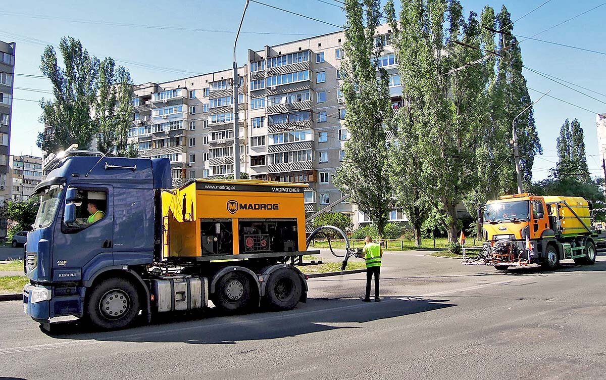 Заделывают ямы на дорогах... по-новому) - Тамара Бедай 