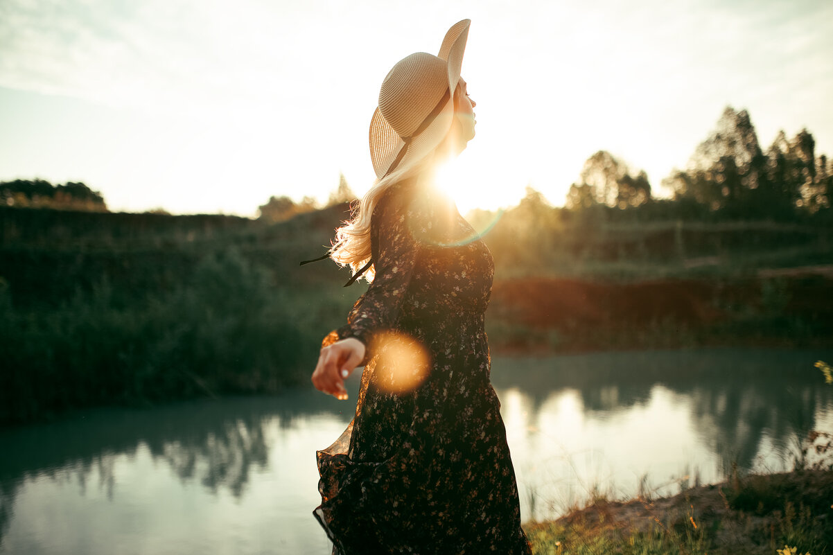 Девушка в черном платье и шляпе на солнечной поляне на рассвете - Lenar Abdrakhmanov