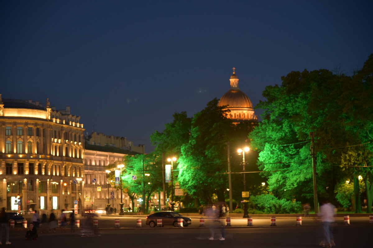 Вид на ночной Исакий с Дворцовой площади - Павел Бордунов