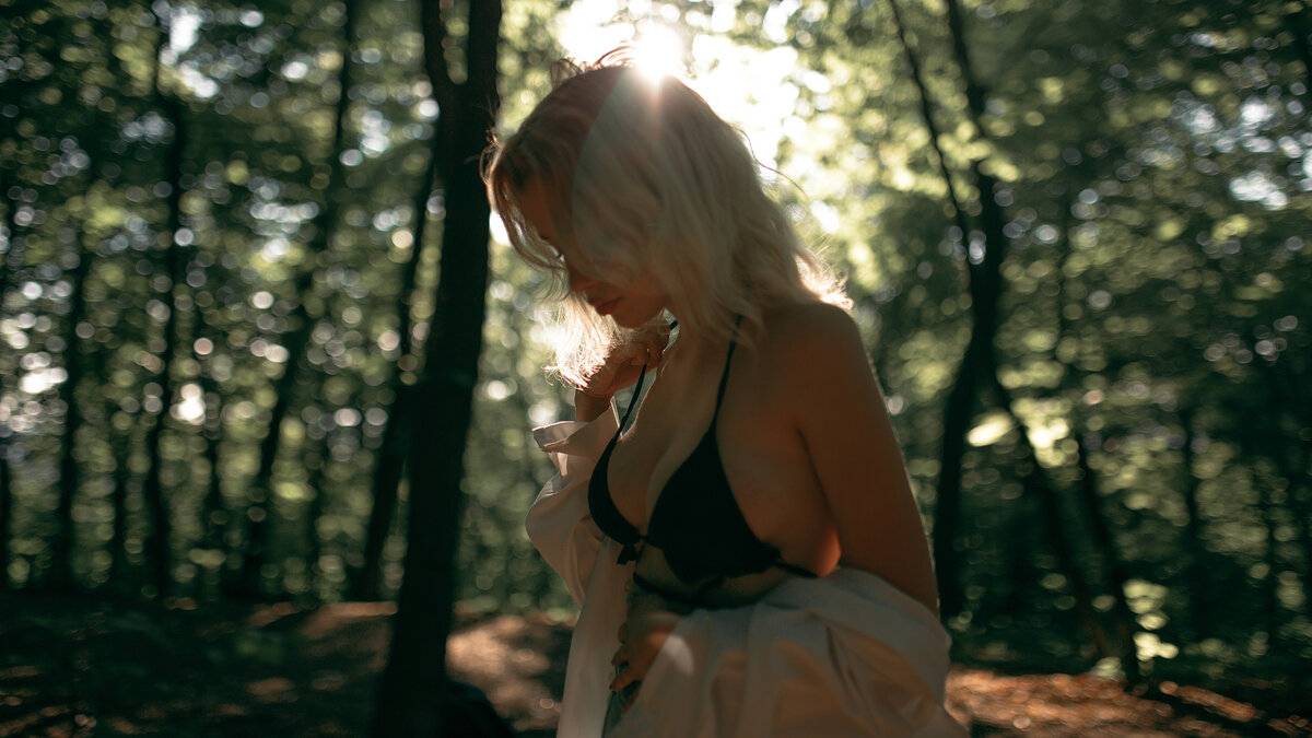 Девушка в черном белье и легкой белой рубашке гуляет по солнечному лесу - Lenar Abdrakhmanov