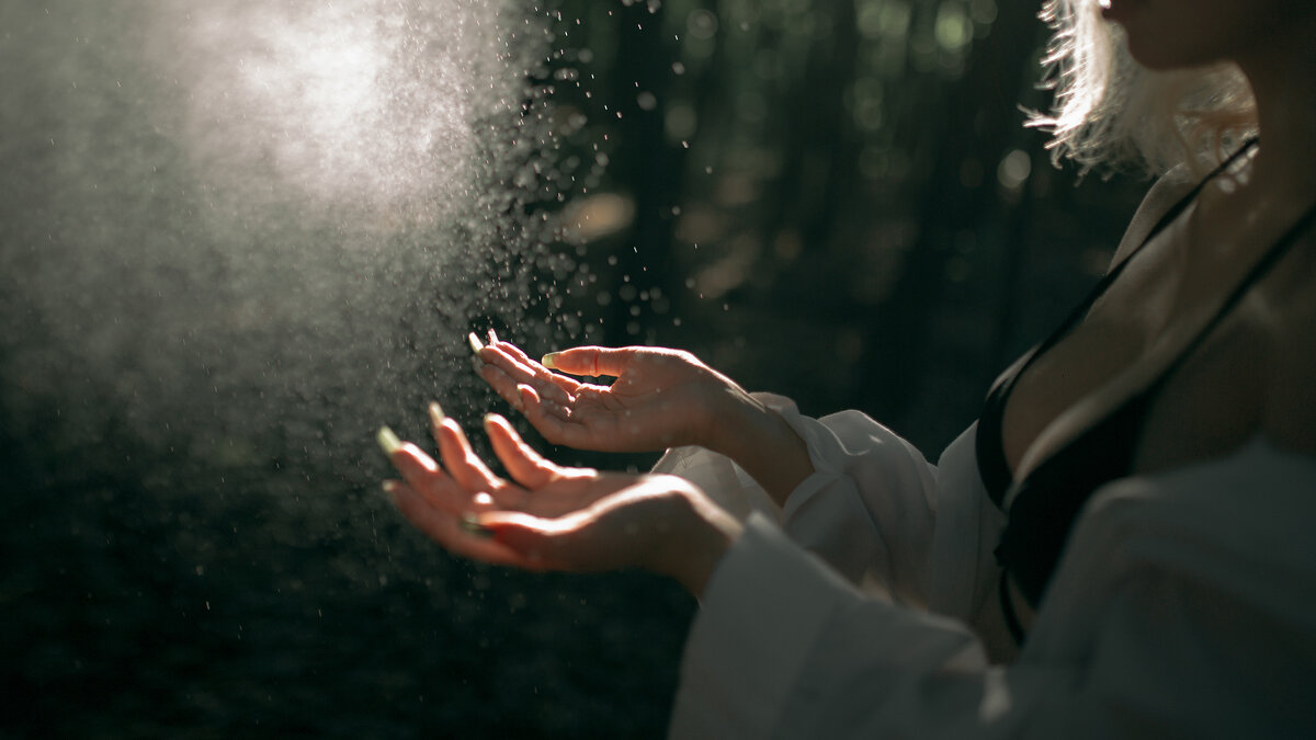 Девушка ловит мелкие частицы воды на солнечных лучах - Lenar Abdrakhmanov