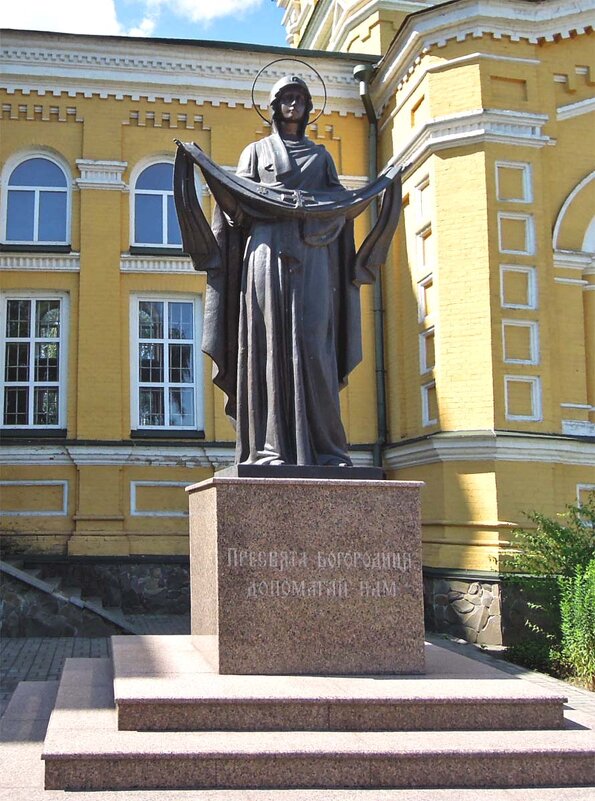 Статуя Богородицы у храма Покровы в  Петровцах на киевщине - Тамара Бедай 