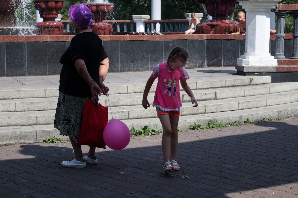 Бабушка с шариком - Валерий Михмель 