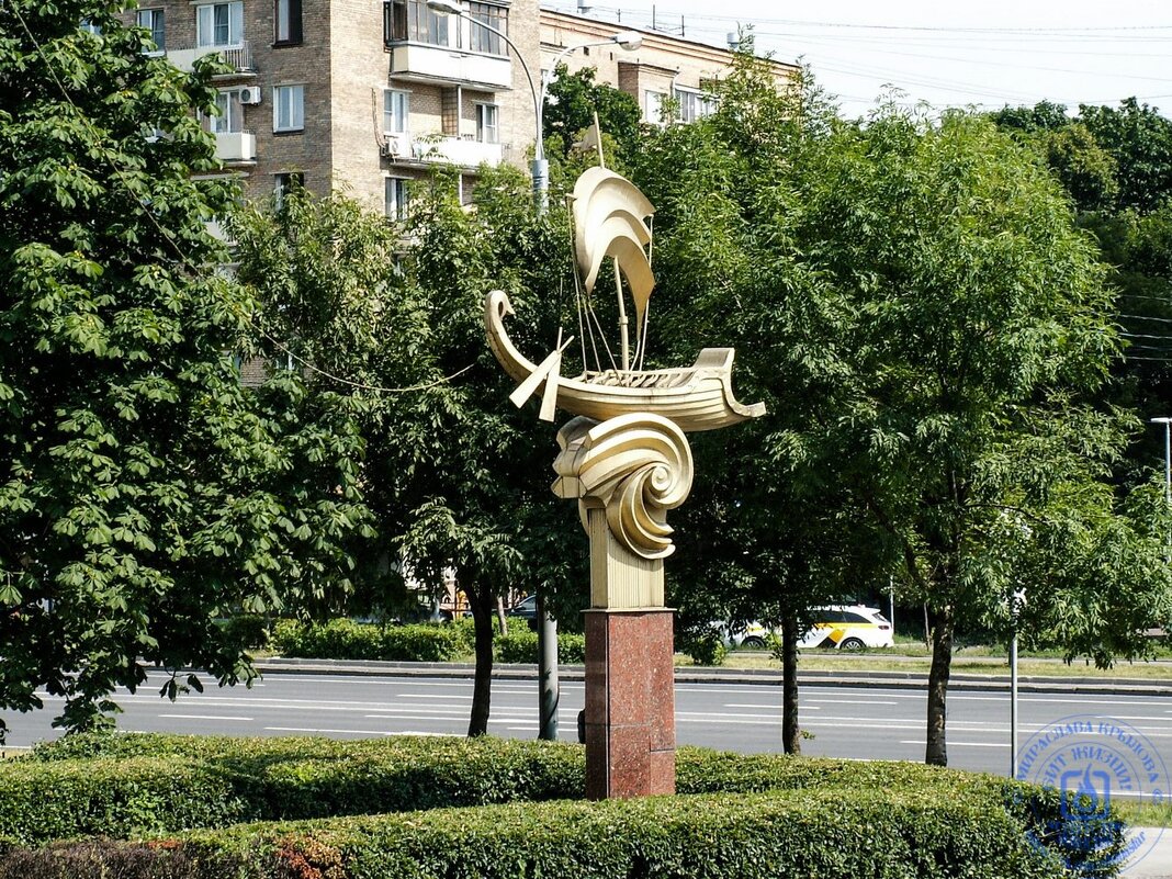 Скульптура возле метро Фрунзенская - Мираслава Крылова
