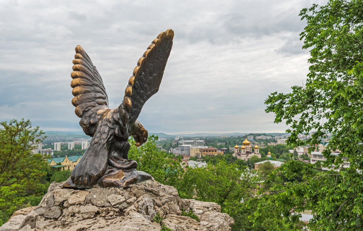 Скульптура "Орел, терзающий змею" на фоне города Пятигорск - Павел Сытилин