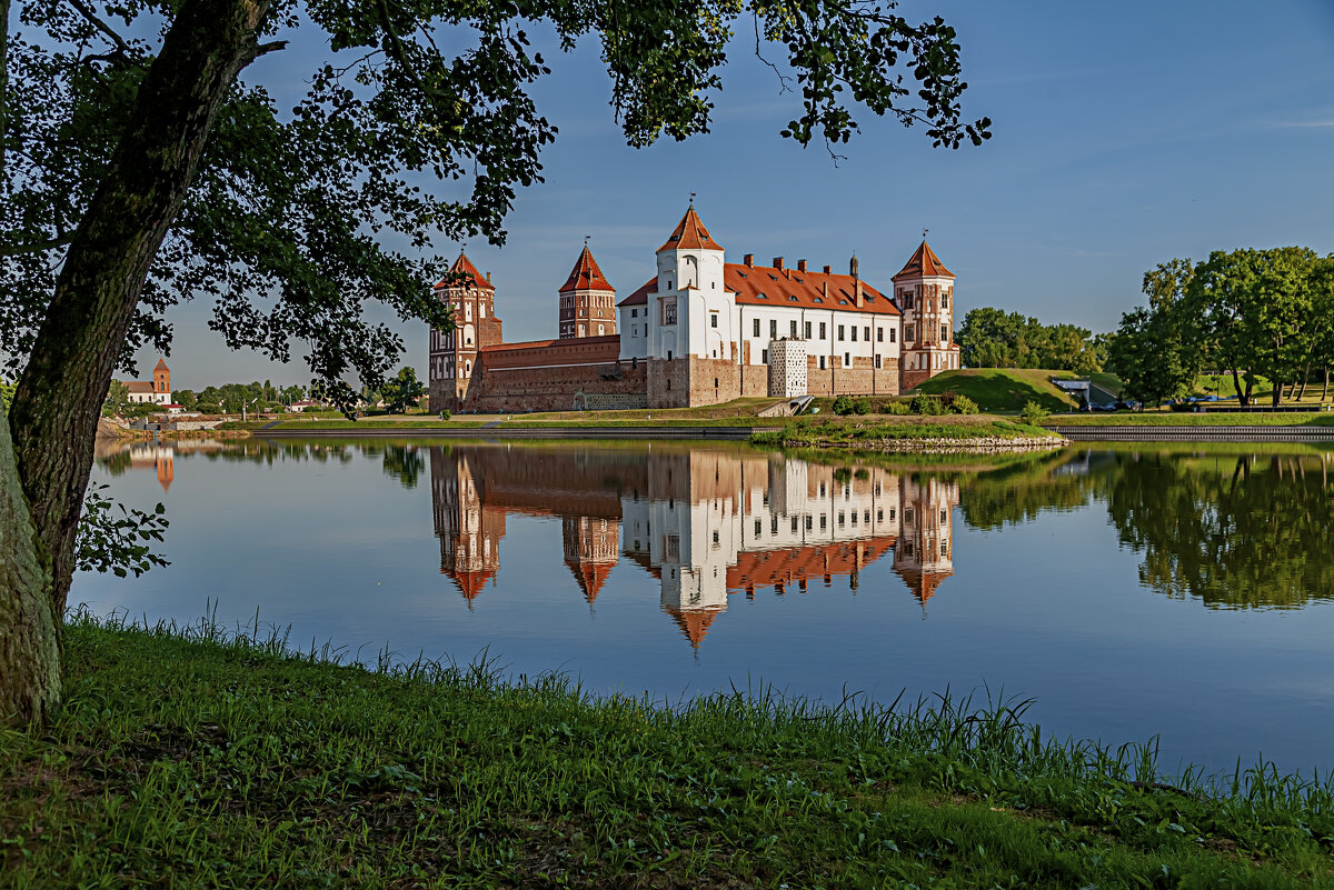 Мирский замок озеро