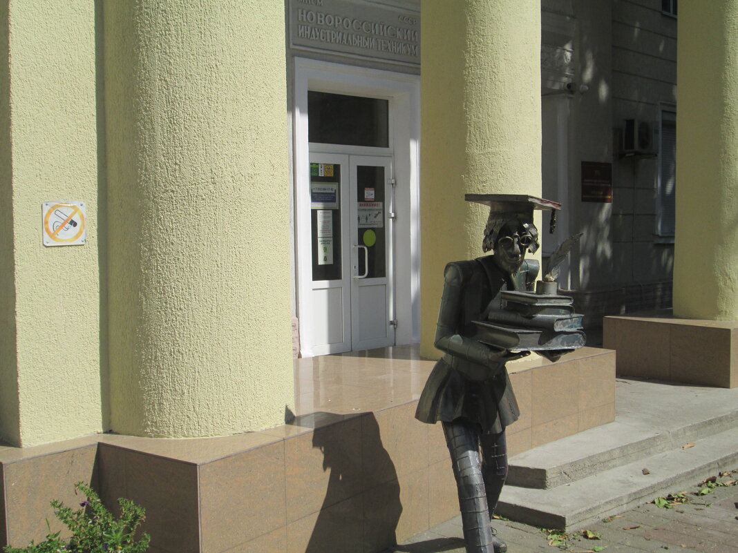 В 2009 г. главный вход Индустриального техникума украсила скульптура студента ! - Alex67smol Камилин
