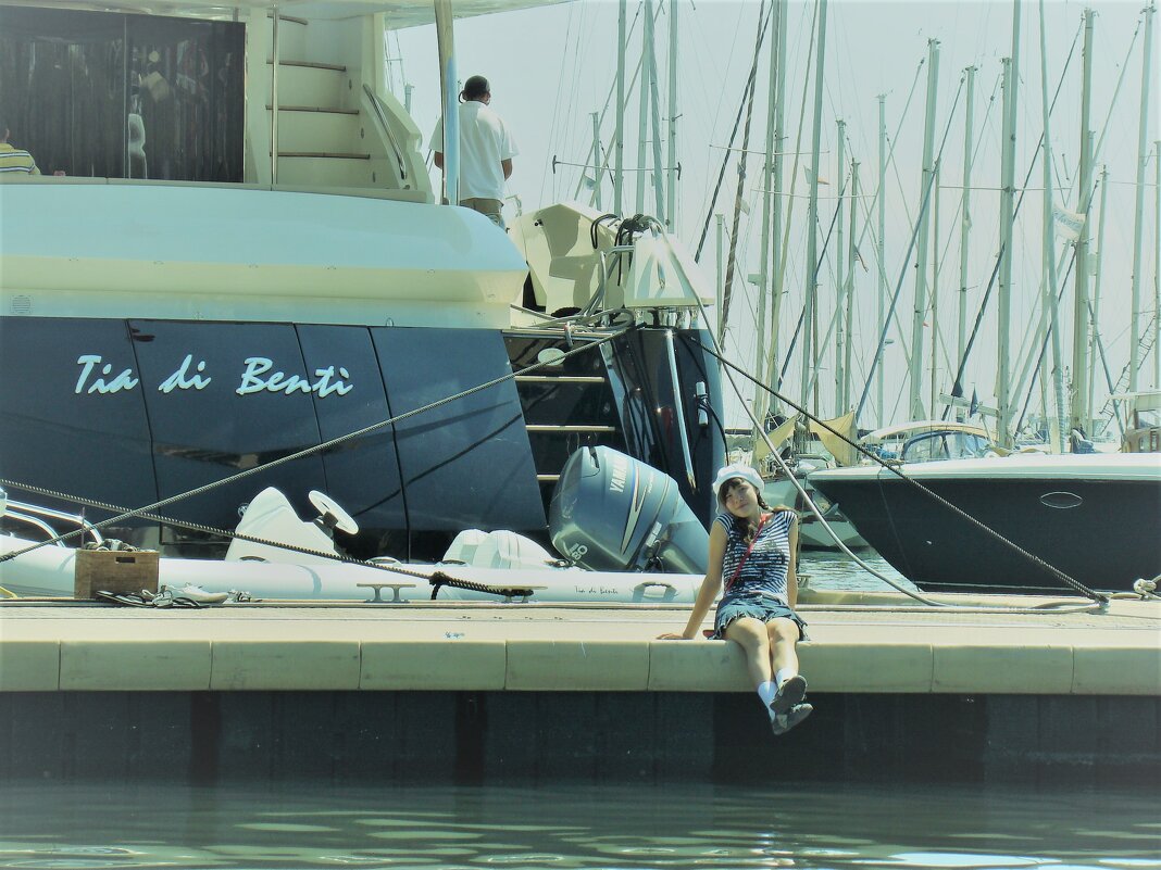 Cannes. девочка на причале для яхт - peretz 