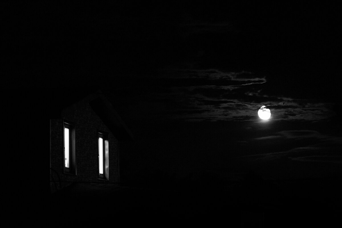Два окна в лунной ночи. - Анатолий. Chesnavik.